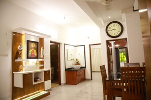 Căn hộ | Phòng tắm | Buồng tắm vòi sen, khăn tắm, giấy vệ sinh