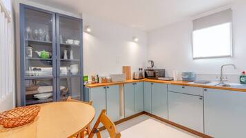 Basic Apartment, 1 King Bed | Private kitchen | Fridge, microwave, toaster, cookware/dishes/utensils