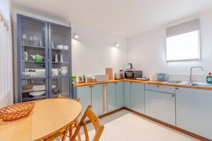 Basic-Apartment, 1 King-Bett | Eigene Küche | Kühlschrank, Mikrowelle, Toaster, Kochgeschirr/Geschirr/Besteck
