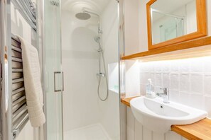 Basic Apartment, 1 King Bed | Bathroom | Shower, towels, soap, shampoo