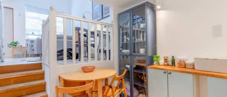 ベーシック アパートメント キングベッド 1 台 | 専用キッチン | 冷蔵庫、電子レンジ、トースター、調理器具と食器