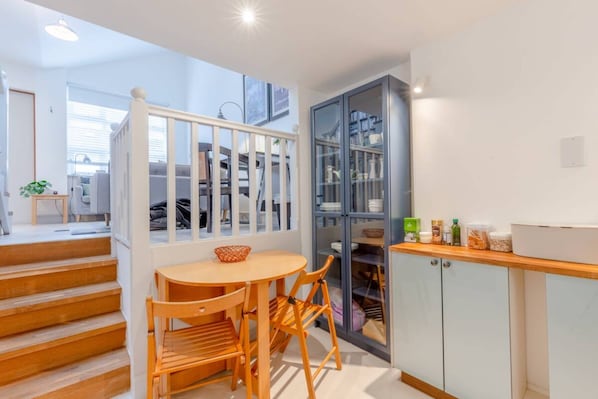 Basic Apartment, 1 King Bed | Private kitchen | Fridge, microwave, toaster, cookware/dishes/utensils