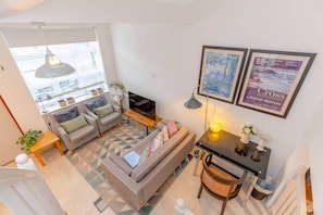 Basic Apartment, 1 King Bed | Living room