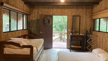 Huisje | Een kluis op de kamer, een bureau, beddengoed