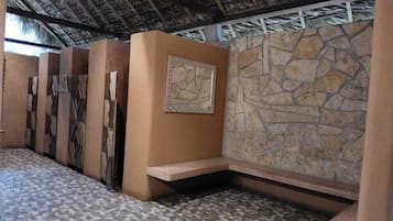 Tent | Badkamer | Een douche, handdoeken, zeep, shampoo