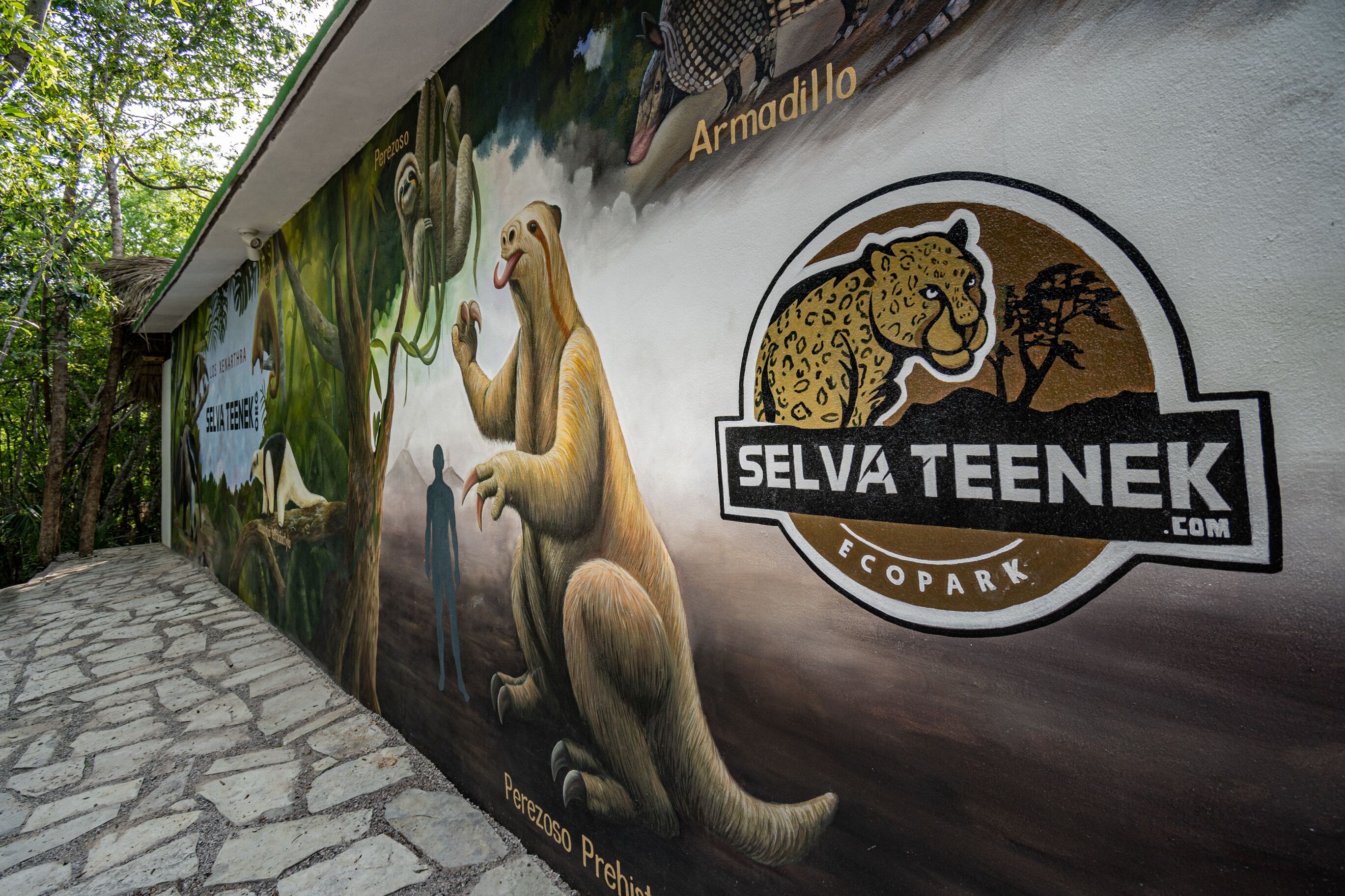 A mural with a jaguar and a person, and the text 'Selva Teenek Ecopark'.