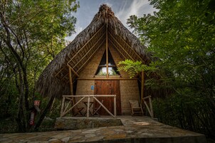 Caja de seguridad en la habitación, escritorio y ropa de cama 