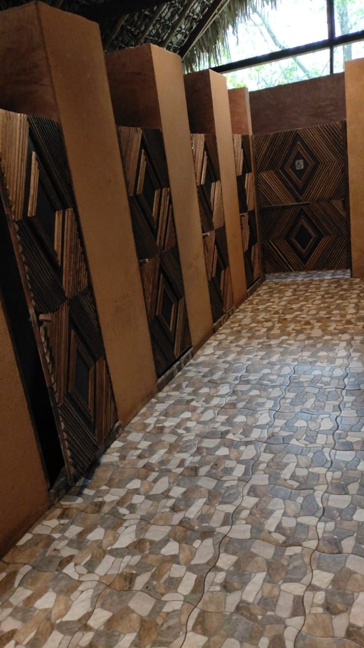 Un pasillo con paredes estampadas y suelo de mosaico.