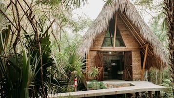 Cabin | In-room safe, desk, bed sheets