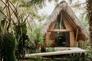 Cabin | In-room safe, desk, bed sheets