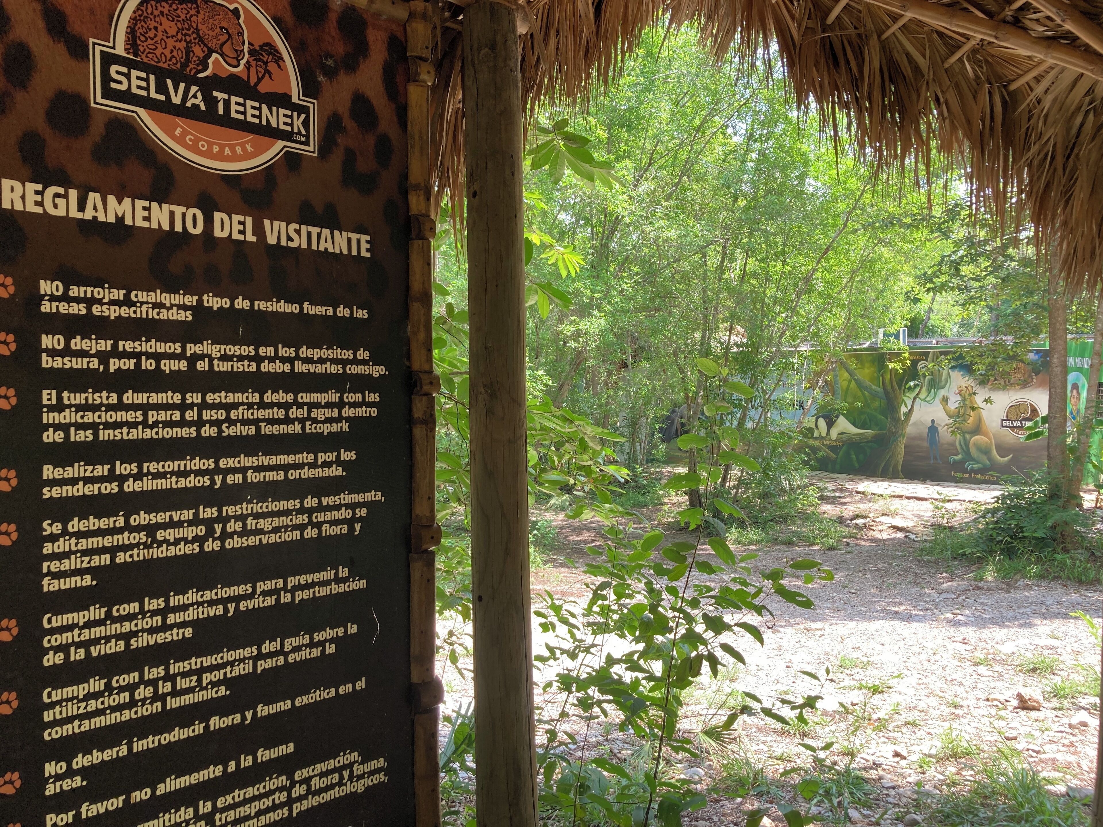 Una señal con las normas para visitantes en el Parque Ecológico Selva Teenek.