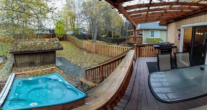 Southside Serenity: Your Alaskan Hideaway with a Hot Tub!