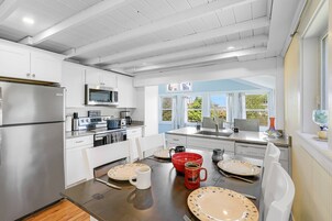 Cafetera/tetera, licuadora, servilletas de papel, mesa de comedor