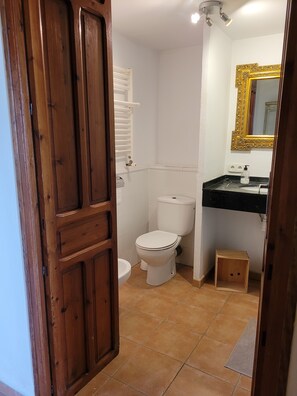 Ensemble douche/baignoire, sèche-cheveux, bidet, serviettes fournies