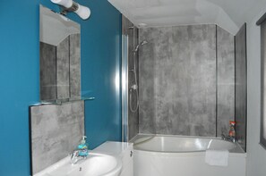 Combined shower/bathtub, hair dryer, towels - Saddlestones Cottage - sleeps 4 guests  in 2 bedrooms (Cradley)