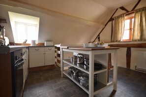 Fridge, microwave, oven, stovetop - Saddlestones Cottage - sleeps 4 guests  in 2 bedrooms (Cradley)