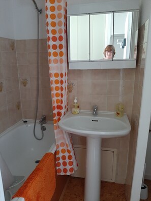 Bathtub - Well-located, pleasant, bright apartment with large balcony and 1 bedroom. (Font-Romeu-Odeillo-Via)