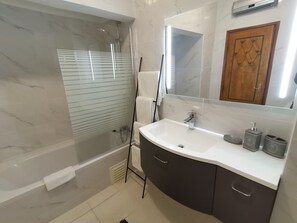 Combined shower/bathtub, soap