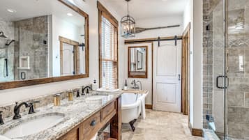 Combined shower/tub, towels