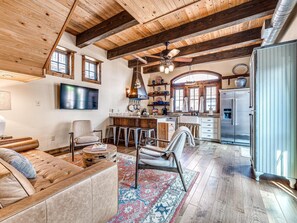 テレビ、暖炉、DVD プレーヤー