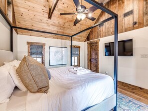 3 bedrooms, iron/ironing board, internet, bed sheets - Tuscan feel with outdoor fireplace and cooking. (Carlton Landing)