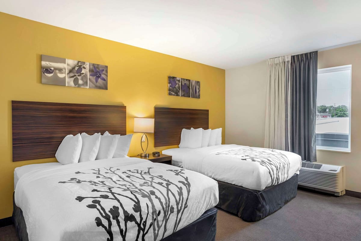 Room, 2 Katil Ratu (Queen), Accessible, Non Smoking | Langsir/tirai gelap terus, seterika/papan seterika