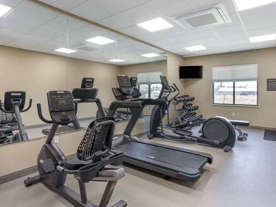 Centre de fitness amb cintes de córrer, el·líptiques i peses lliures.