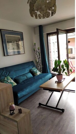 TV, lettore DVD, libri