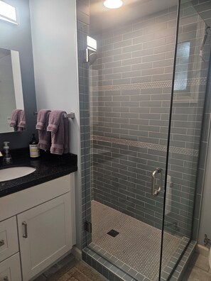 Shower, hair dryer, towels, soap - Beautiful studio with private deck & parking (Seattle)