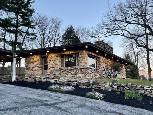 Exterior - Secluded Hilltop Cottage- Rekindle the 🔥(Hot Tub) (Myerstown)