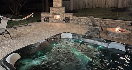 Secluded Hilltop Cottage- Rekindle the 🔥(Hot Tub)