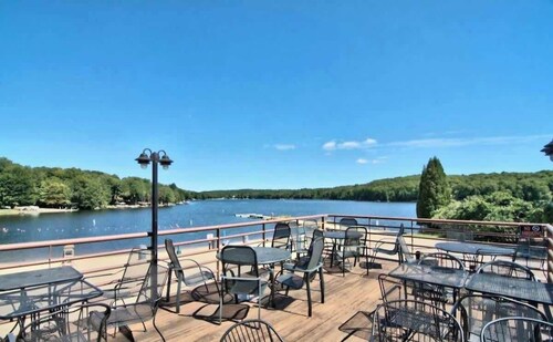 The Hut House  3BR, 3BA, Game Room Massage Chair!