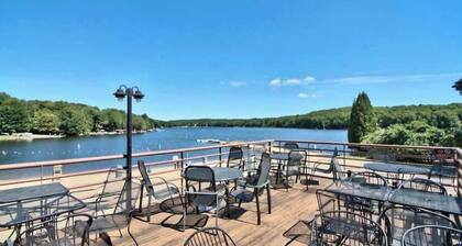 The Hut House 3BR, 3BA, Game Room Massage Chair!