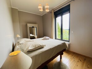 3 bedrooms, desk, iron/ironing board, free WiFi