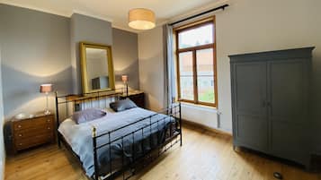 3 bedrooms, desk, iron/ironing board, free WiFi