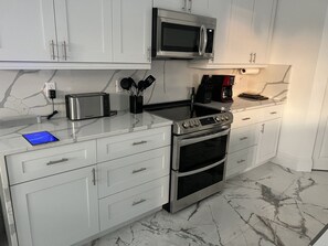 Réfrigérateur, four à micro-ondes, un four, surface de cuisson