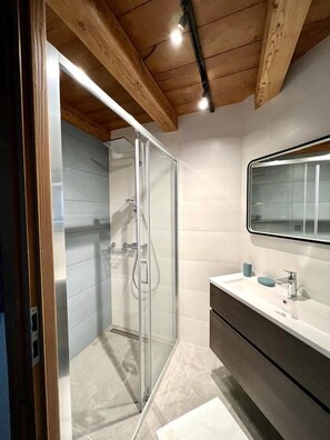 Bathtub, hair dryer, towels