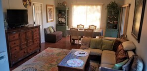 Smart TV, chimenea, videojuegos y reproductor de DVD 