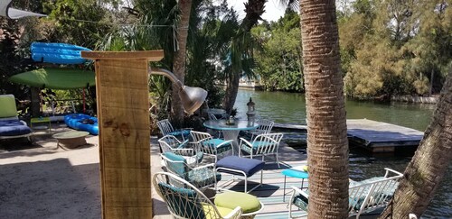 Top Floor Tropical Tree-house Waterfront Gulf & natural springs wildlife retreat