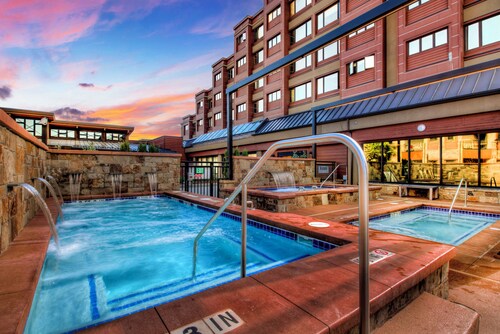 King Bed -Chic Mountain Studio, Ski-In-Ski-Out and Steps From Historic Main St.