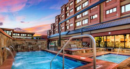 King Bed -Chic Mountain Studio, Ski-In-Ski-Out and Steps From Historic Main St.