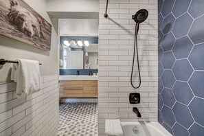 Combined shower/bathtub, hair dryer, towels, soap - King Bed -Chic Mountain Studio, Ski-In-Ski-Out and Steps From Historic Main St. (Breckenridge)