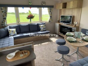 TV, DVD player, books, video library - Beautiful caravan in lovely quiet location near Berryhead Brixham (Brixham)