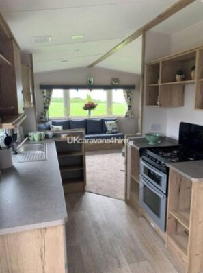 Fridge, microwave, oven, stovetop - Beautiful caravan in lovely quiet location near Berryhead Brixham (Brixham)
