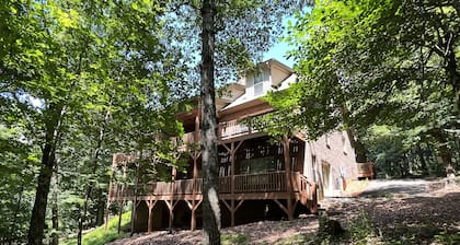 Majestic Mountain Cabin: Big Canoe Pass, Trails, Fishing, Waterfalls & More!
