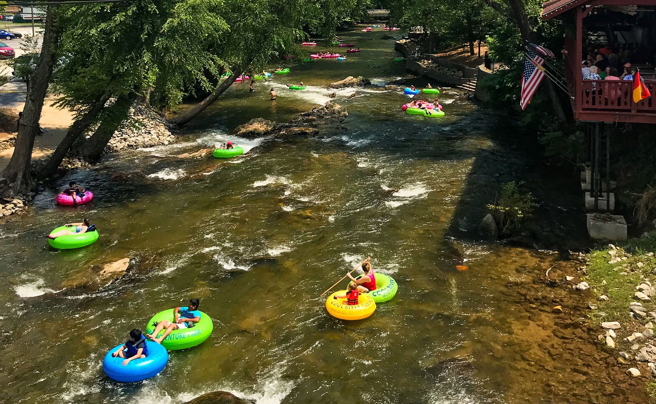 Un río con gente flotando en tubos de colores.