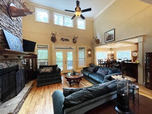 تلفزيون ذكي، مدفأة، ألعاب فيديو، كرة قدم الطاول�ة