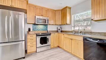 Lemari es, microwave, oven, dan kompor