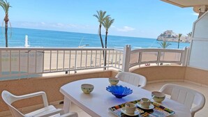 A balcony with a table set for two, overlooking a beach and the sea. - Las Vegas 3000 (Peniscola)
