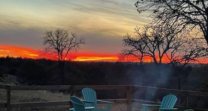 Hilltop Cabin Sunset Views at The Farm on a Hill